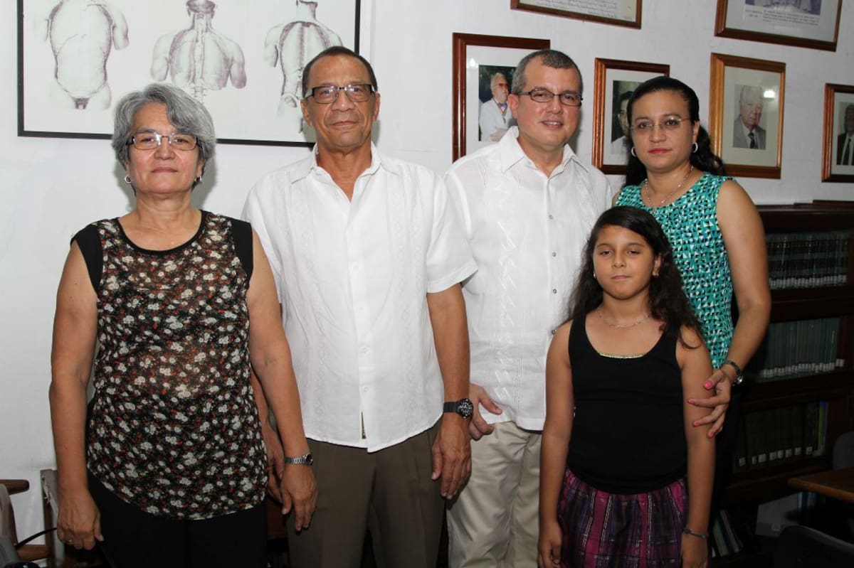 Carmen de Caraballo, Luis Caraballo, Alex González, Vilma Caraballo y Alexandra González.