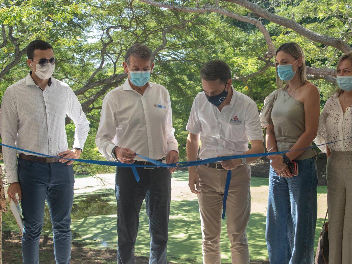 El ministro de Trabajo, Ángel C. Cabrera y el director de Comfenalco, Jaime Trucco Del Castillo (al centro). //cortesía
