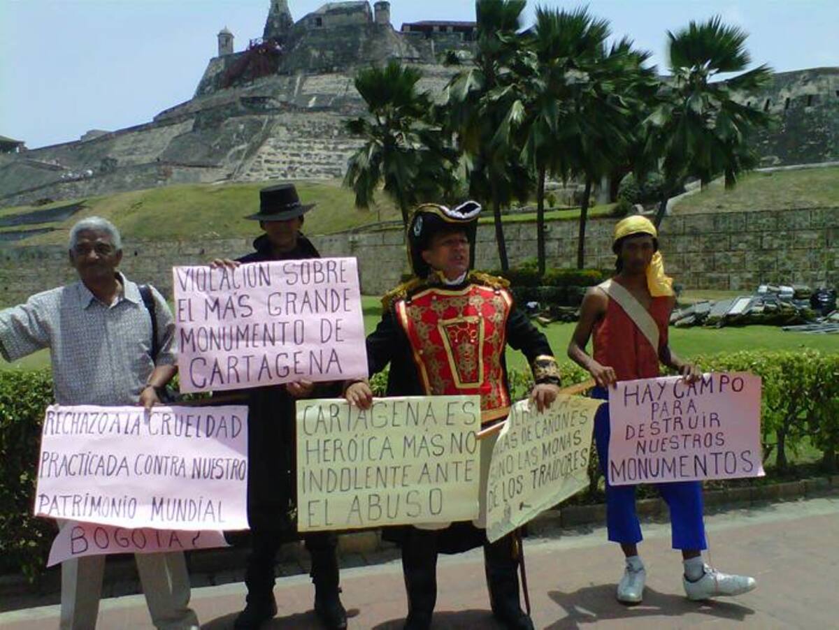 Protesta de disfraces y carteles Santiago Preciado