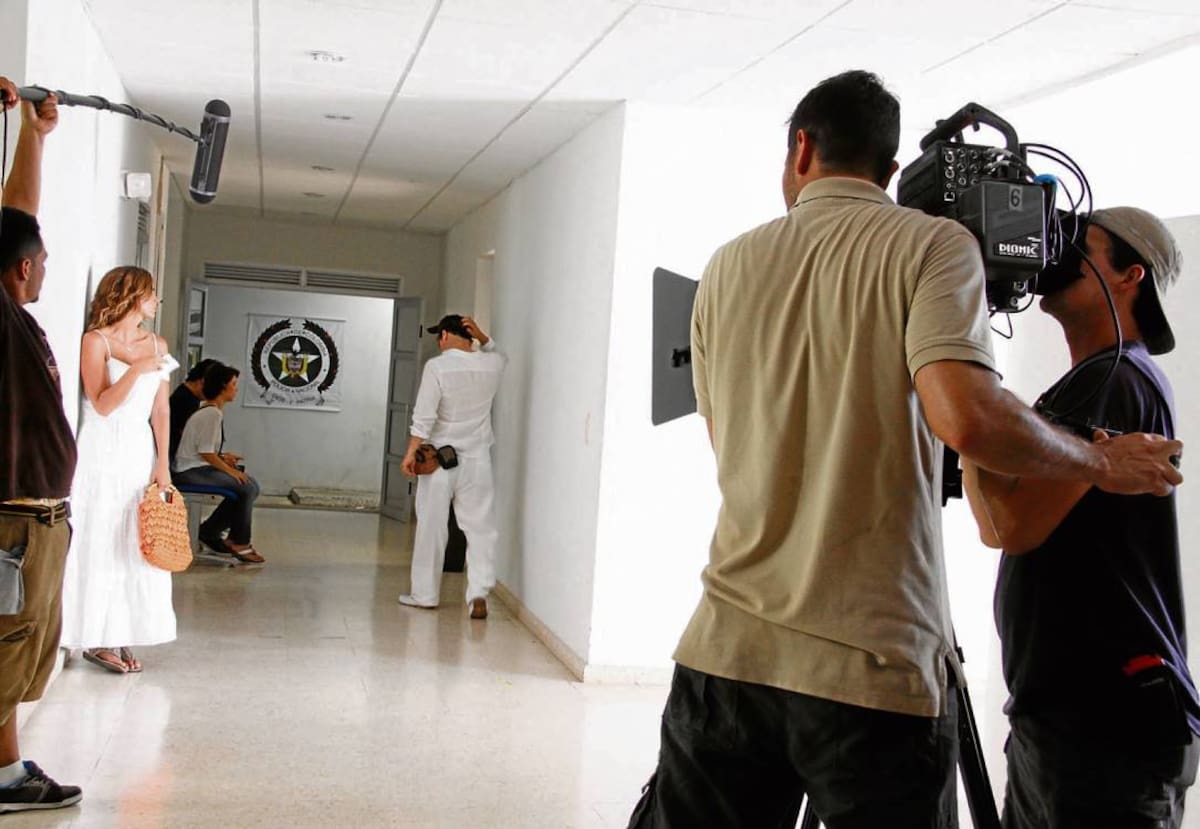 Los protagonistas de El Paseo 2 en una de la escena en la Estación de Policía de El Nuevo Bosque. De espalda John Leguízamo. Zenia Valdelamar/El Universal/