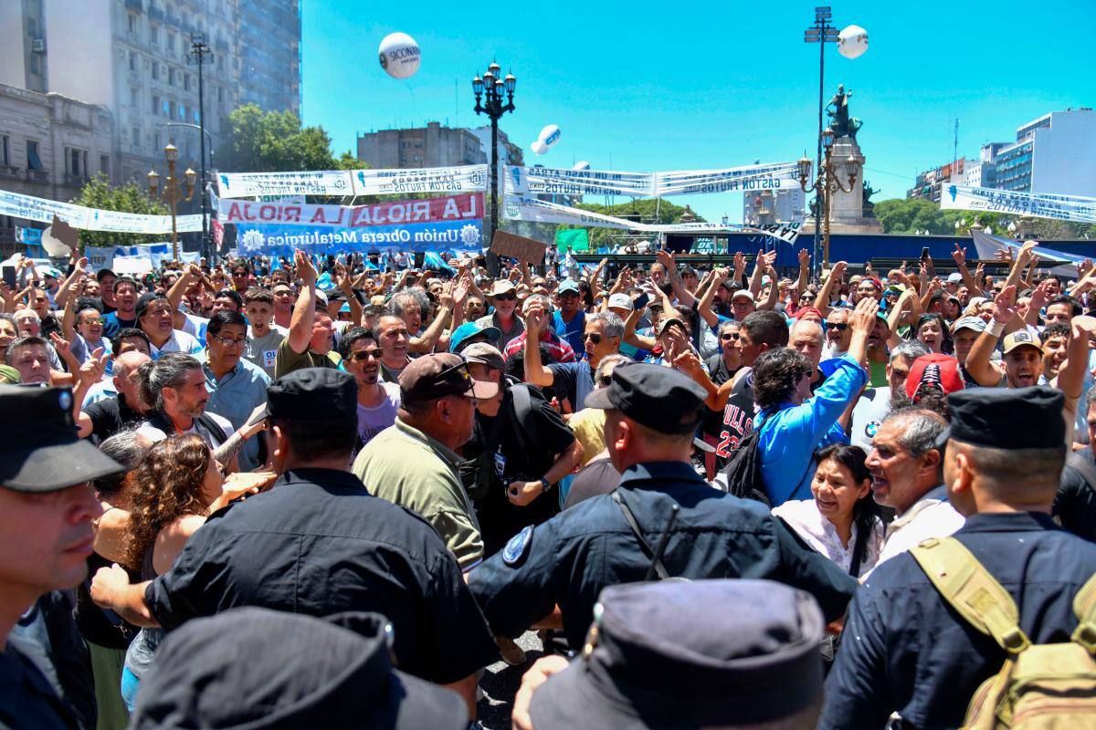 Sindicatos argentinos buscan la caída de las reformas planteadas por Milei
