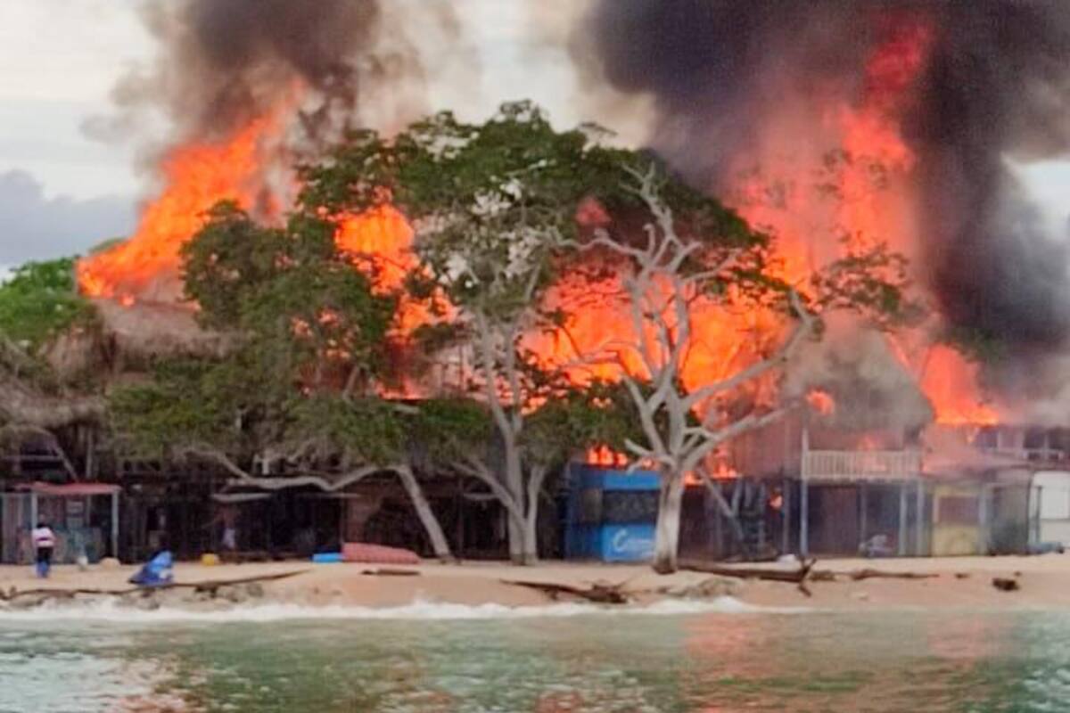 Bomberos atienden fuerte incendio en Playa Blanca