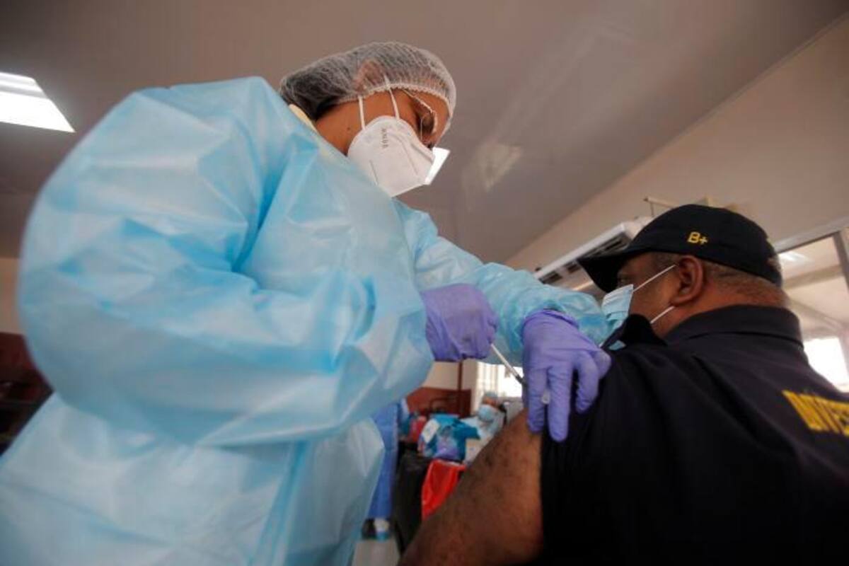 Pfizer estudia tercera dosis de vacuna, contra variantes