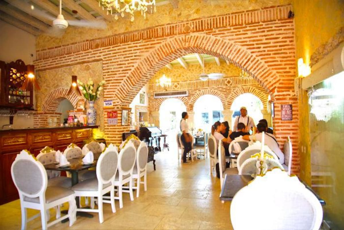 Confortable y elegante, así es el salón principal de Da Pietro Centro Histórico.