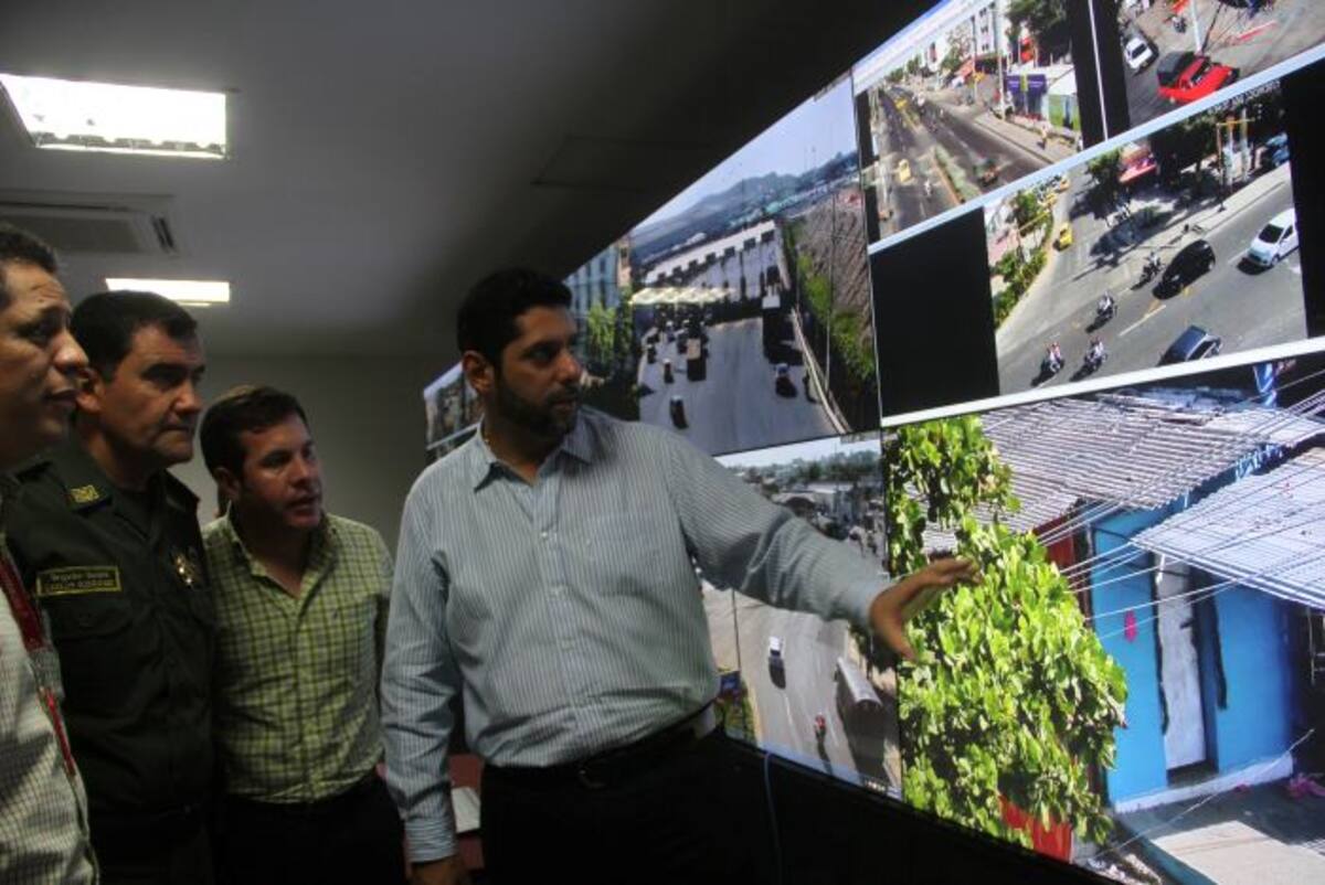 El alcalde Dionisio Vélez, el secretario del Interior, Roberto Barrios; el comandante de la Policía Metropolitana, general Carlos Rodríguez y el director de Distriseguridad, José Ricaurte, inauguraron ayer el centro de monitoreo. Óscar Díaz-El Universal