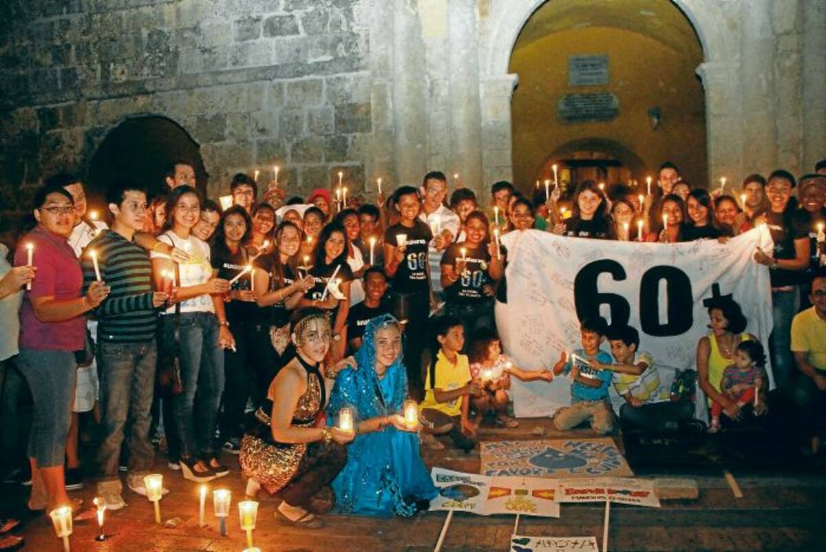 En Cartagena, unos cuantos, siguieron el ejemplo y armados con velas, pancartas y buenas energías le cumplieron al planeta, sin importar la edad. OSCAR DÍAZ ACOSTA - EL UNIVERSAL