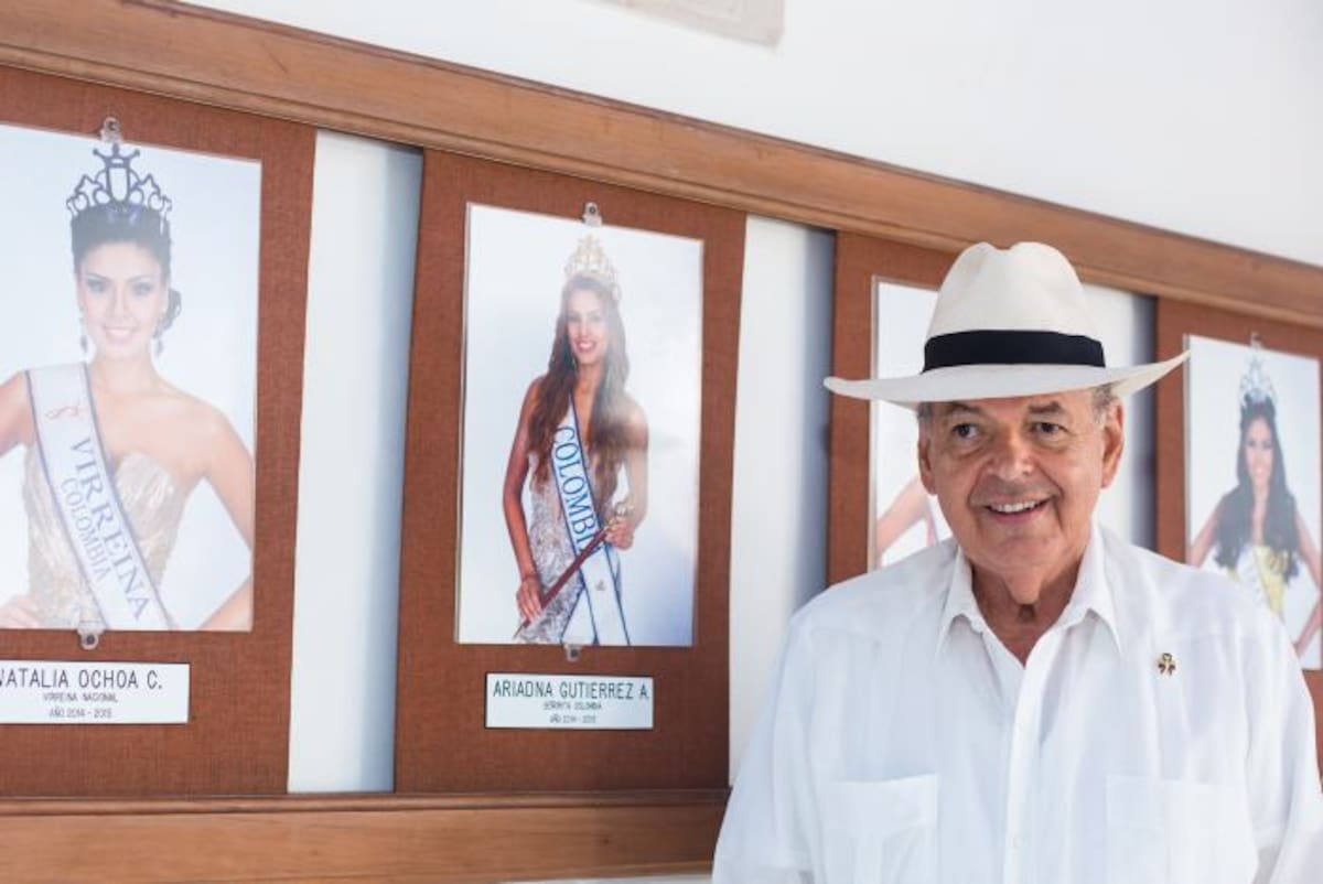 Junto a su galería de reinas más reciente, donde aspira nuevamente traer la corona de Miss Universo por parte de Ariadna Gutiérrez. FERNANDO PARRA