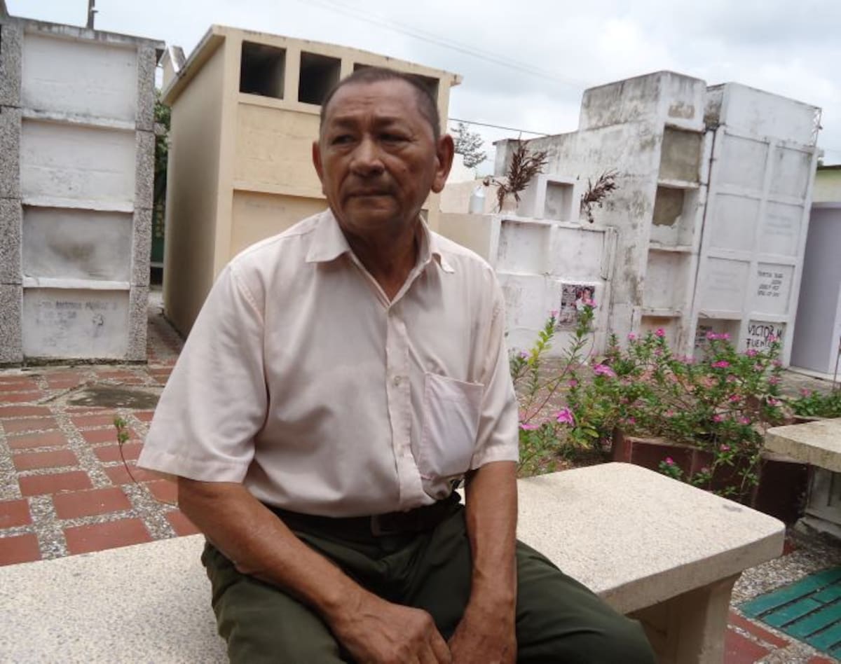 José Tapia llegó hasta el cementerio donde descansa su amigo al que acompañó tocando la guacharaca por más de veinte años. CORTESÍA