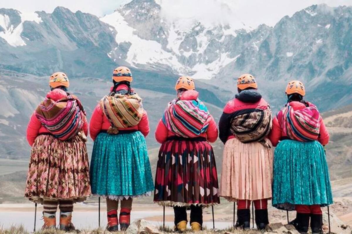 Las Cholitas escaladoras que conquistan cumbres y tradiciones en los Andes