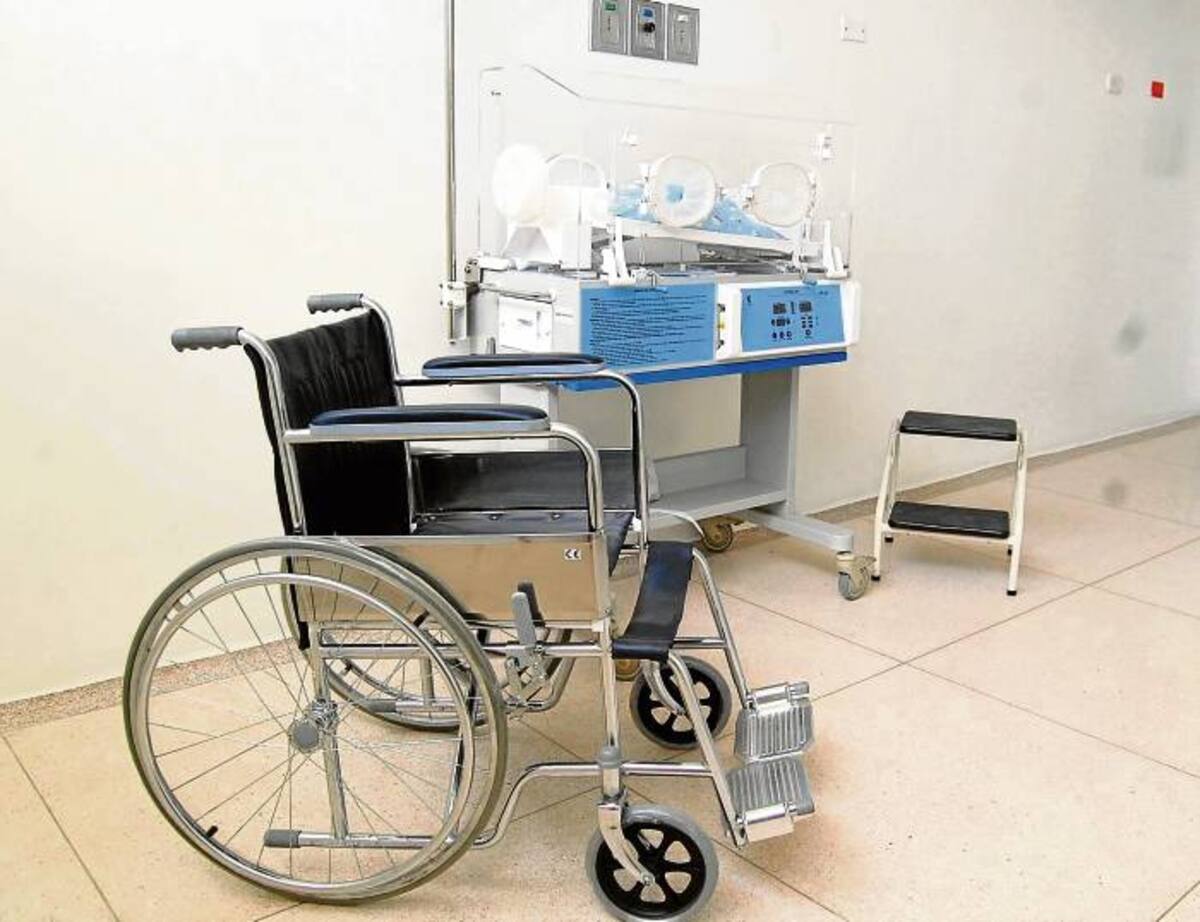 Entre los elementos entregados se encuentran una incubadora abierta para maternidad y una silla de ruedas. Cortesía