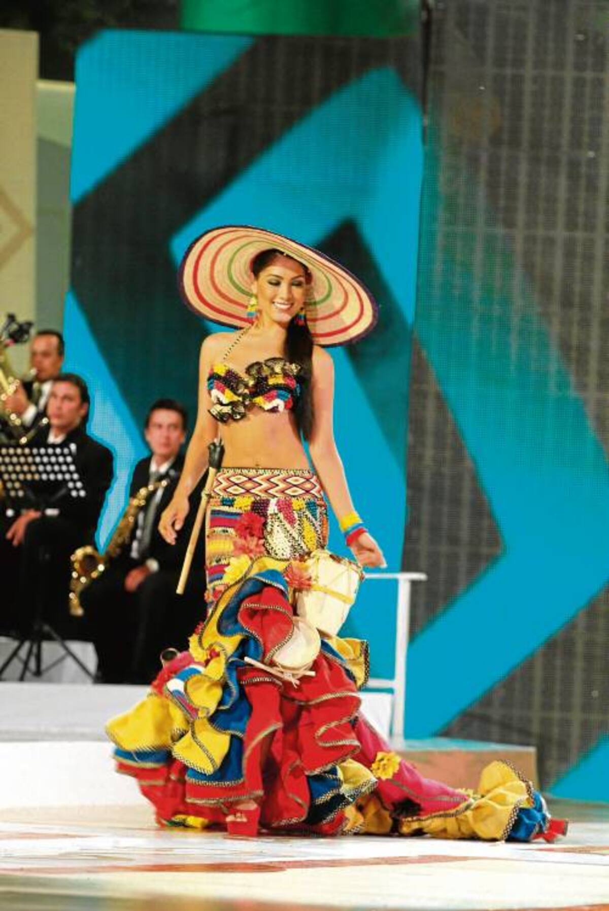 Yeny Andrea González Figueroa, candidata de Caquetá, luciendo su vestido El Caribe, una leyenda musical. Maruja Parra /El Universal/