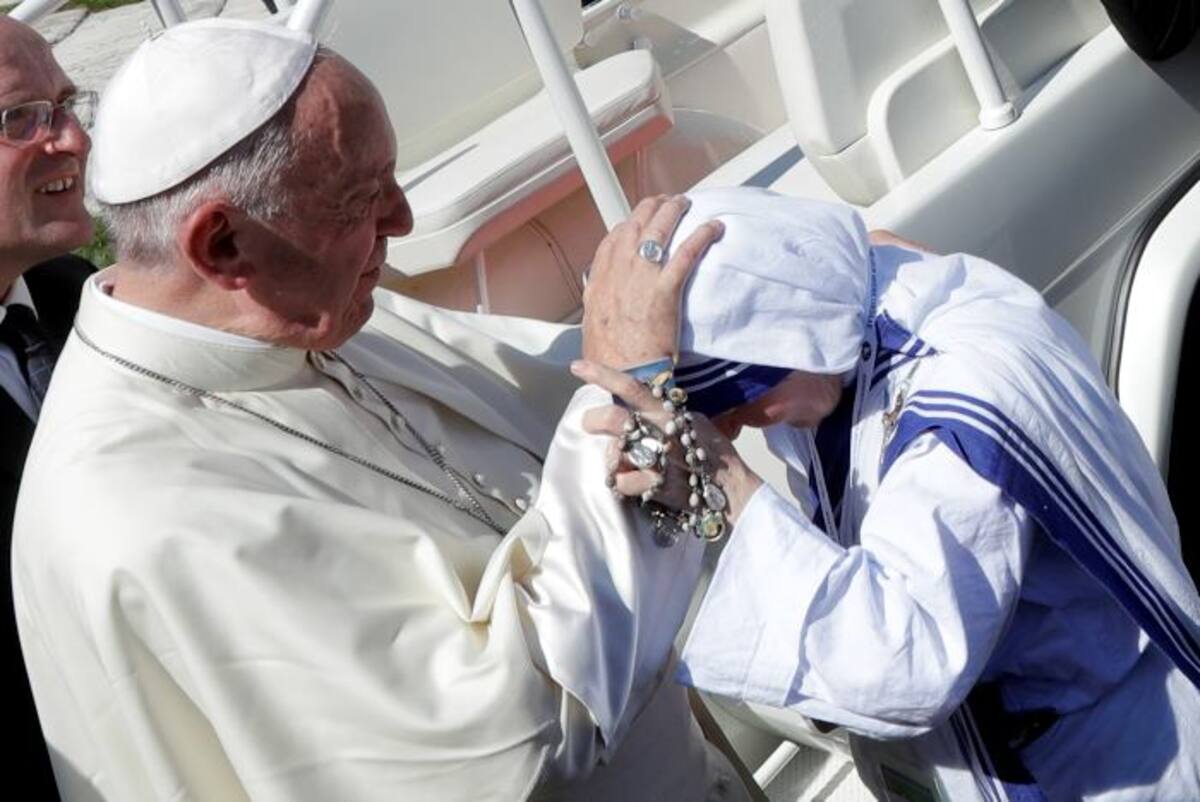 Papa Francisco bendice a una religiosa en el acto de canonización. AP Gregorio Borgia