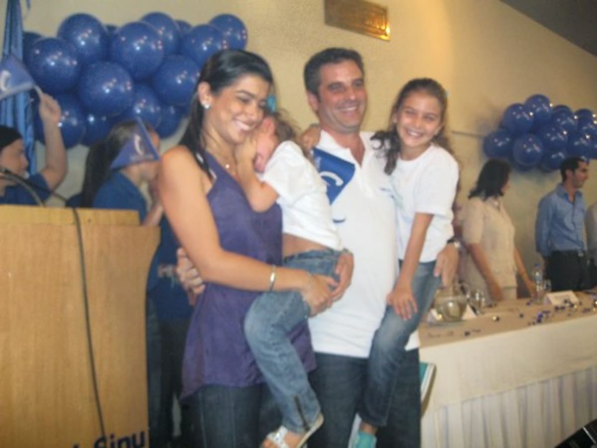 Carlos Eduardo Correa, candidato a la alcaldía de Montería, acompañado por su esposa María Victoria Salleg y familiares ayer momentos en que fue proclamado como candidato único del partido conservador.