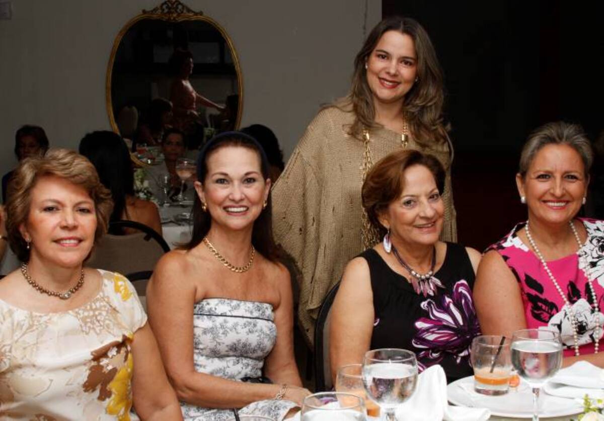 De pie: María Claudia Vivero, Carmen Cecilia de Convers, Stella de Morales, Diana de Lequerica y Tatiana Darisich. Maruja Parra /El Universal/