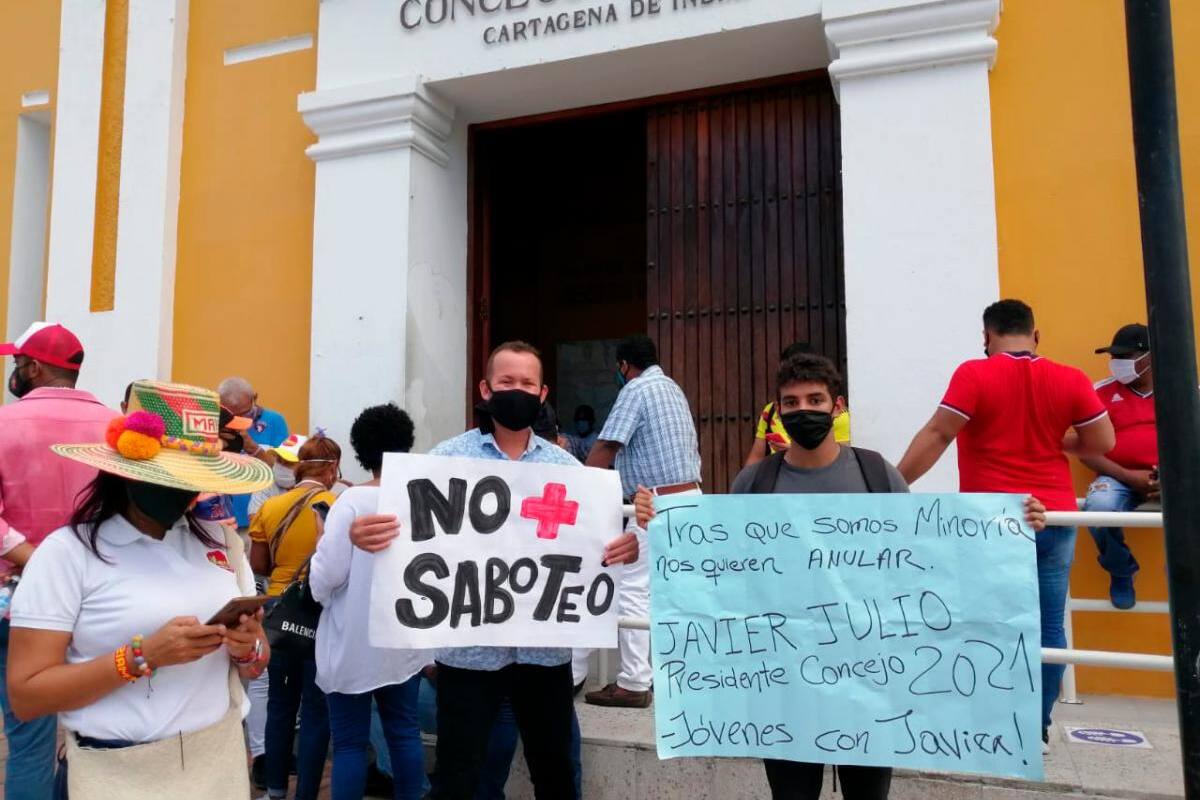 Protesta a las afueras del Concejo en apoyo a Javier Julio Bejarano