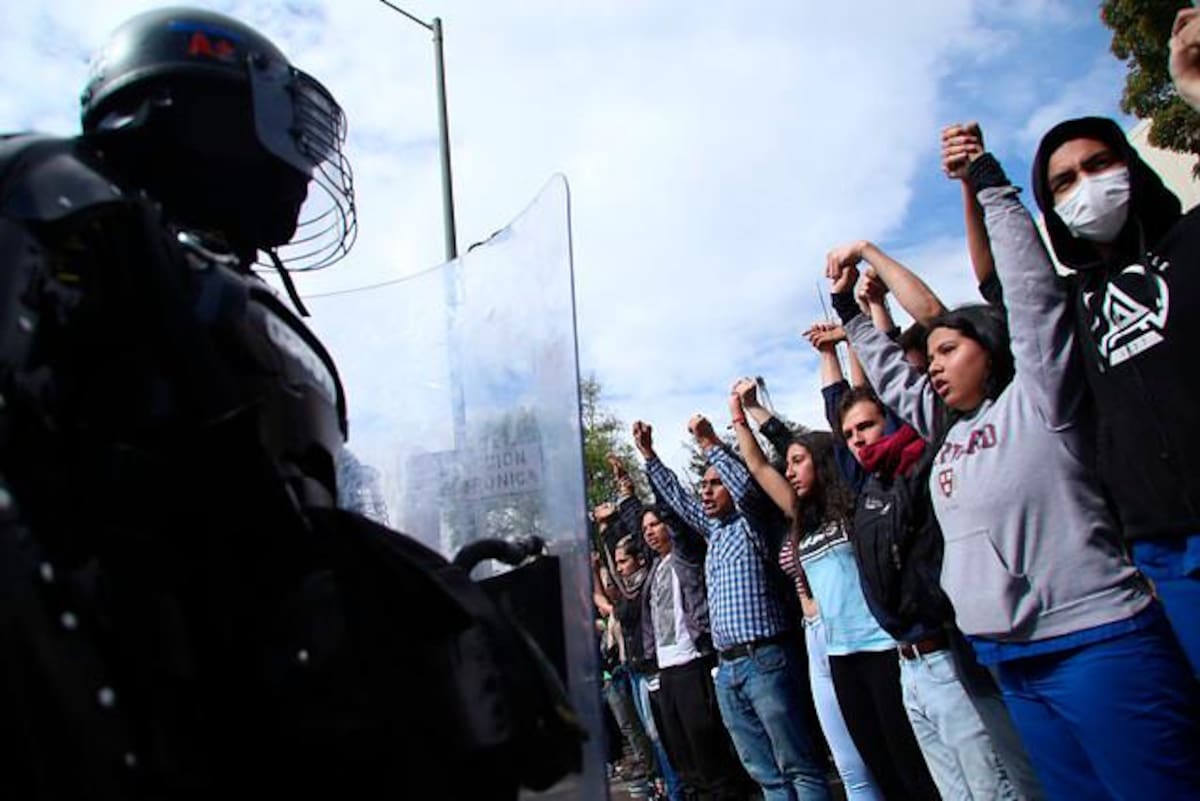 Esta es la segunda jornada seguida en la que estudiantes se enfrentan a miembros del Esmad en las calles de Bogotá. // Colprensa