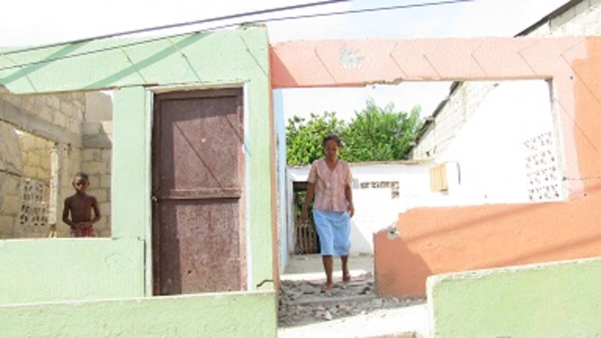 Neleida González se la pasa el día en su vivienda aunque no tenga techo ni ventanas y las grietas amenacen con hacer colapsar las paredes. ANÍBAL THERÁN TOM-EL UNIVERSAL