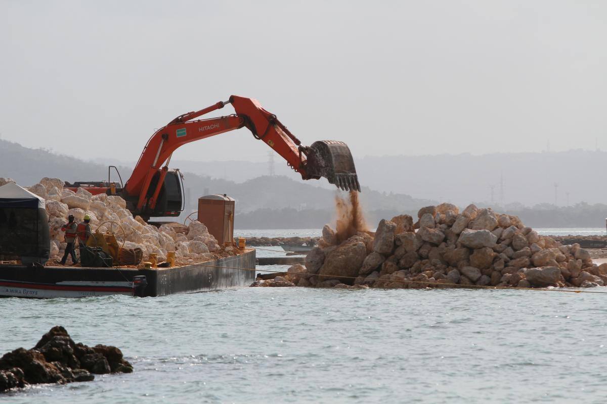 Los trabajos de protección costera también permitirán reactivar las playas turísticas en Tierrabomba. // Oscar Díaz