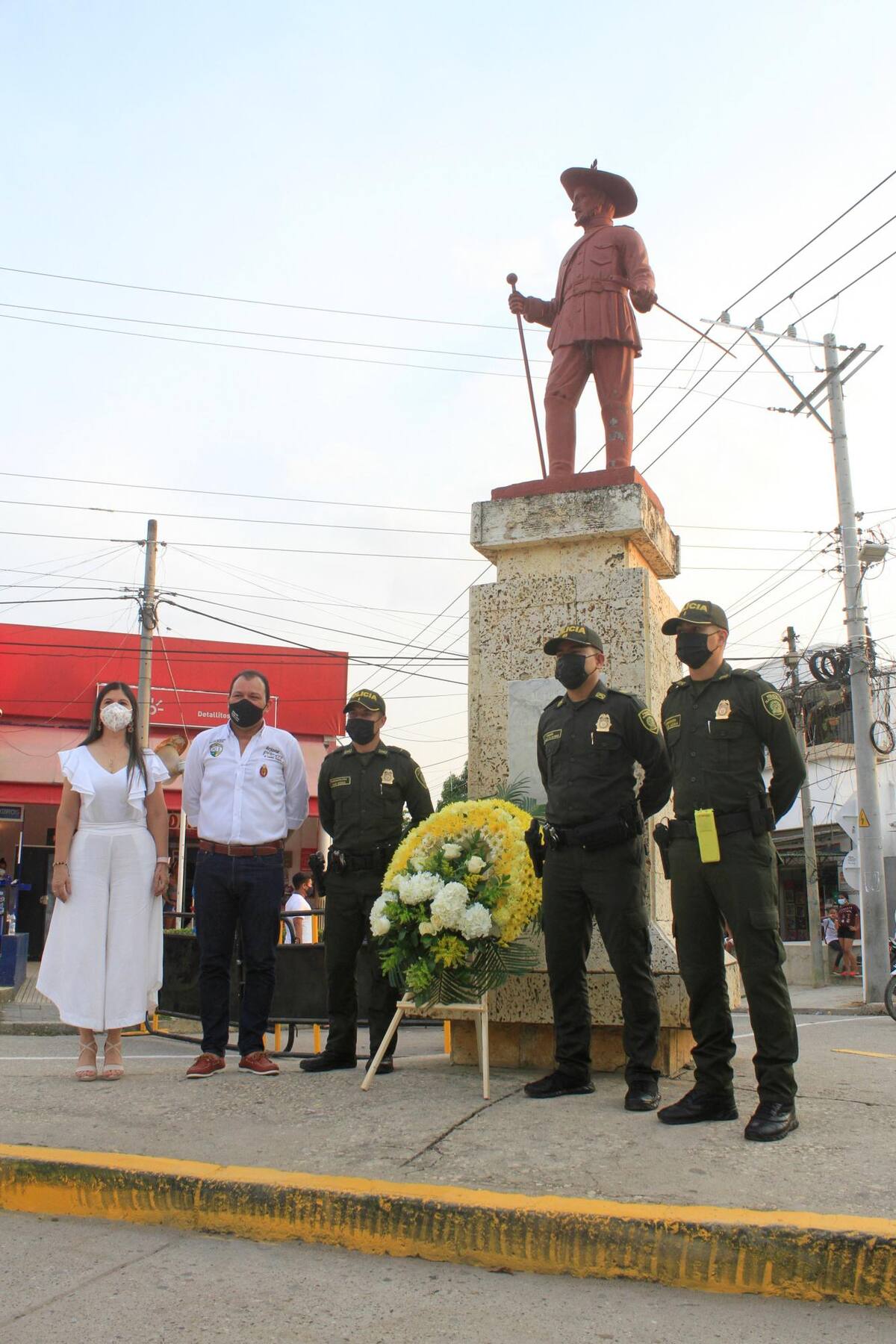 Ofrenda floral a la imagen del fundador Antonio De la Torre. // Foto: Julio Castaño.