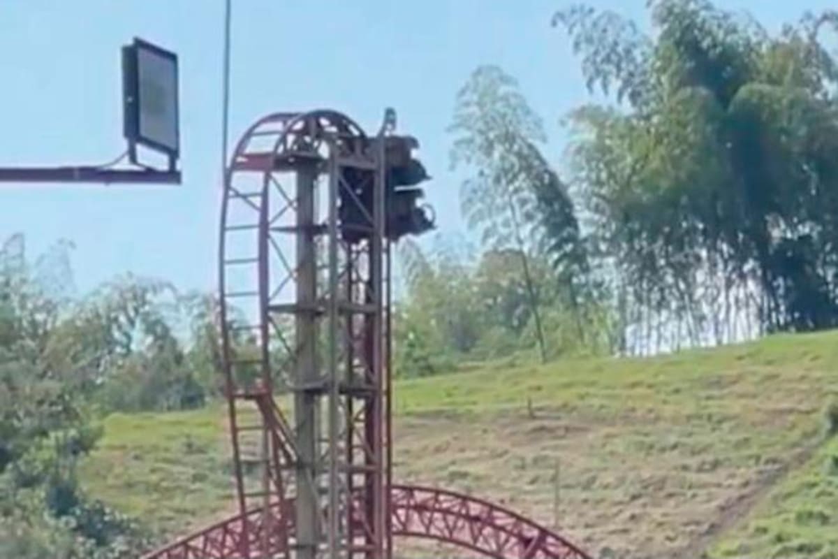 Video: siete personas quedaron varadas a 30 metros de altura en montaña rusa