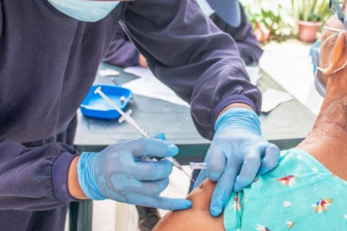 Inescrupulosos estarían presuntamente vendiendo vacunas contra el COVID-19