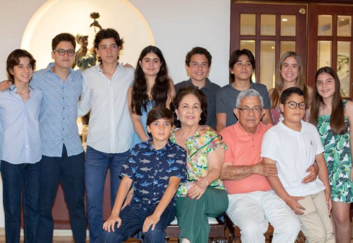 De pie: Esteban Giraldo, Alejandro Tejada, Fabio Emilio Giraldo, Isabella Tejada, Alejandro Morales, Nicolás Paternina, Carolina Morales y Laura Paternina; sentados: Tomás Giraldo, Leonor Stella Morales de Giraldo, Luis Eduardo Morales y Juan Pablo Morales. maruja parra.