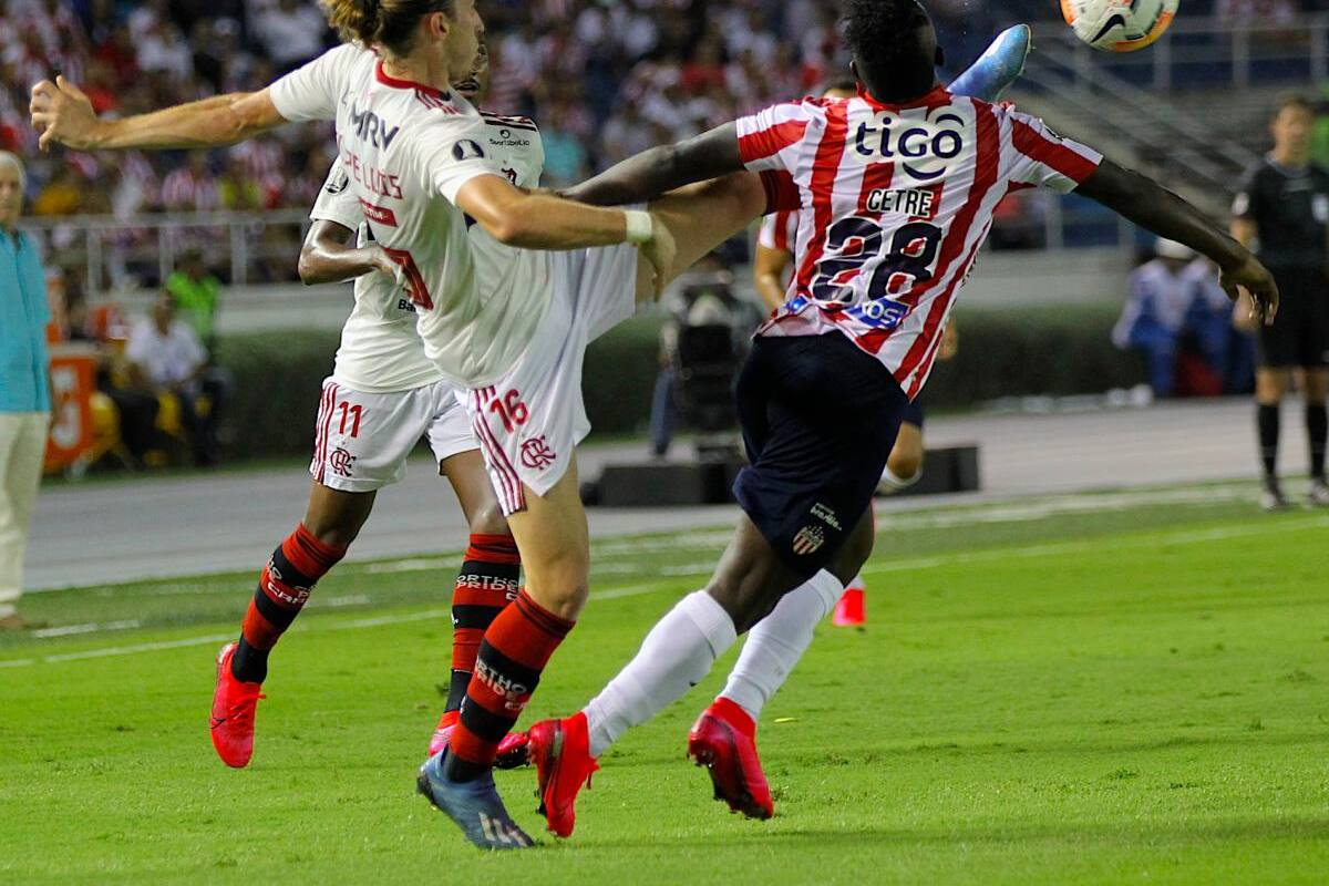 Ministro de Salud firma la resolución para el regreso del fútbol colombiano