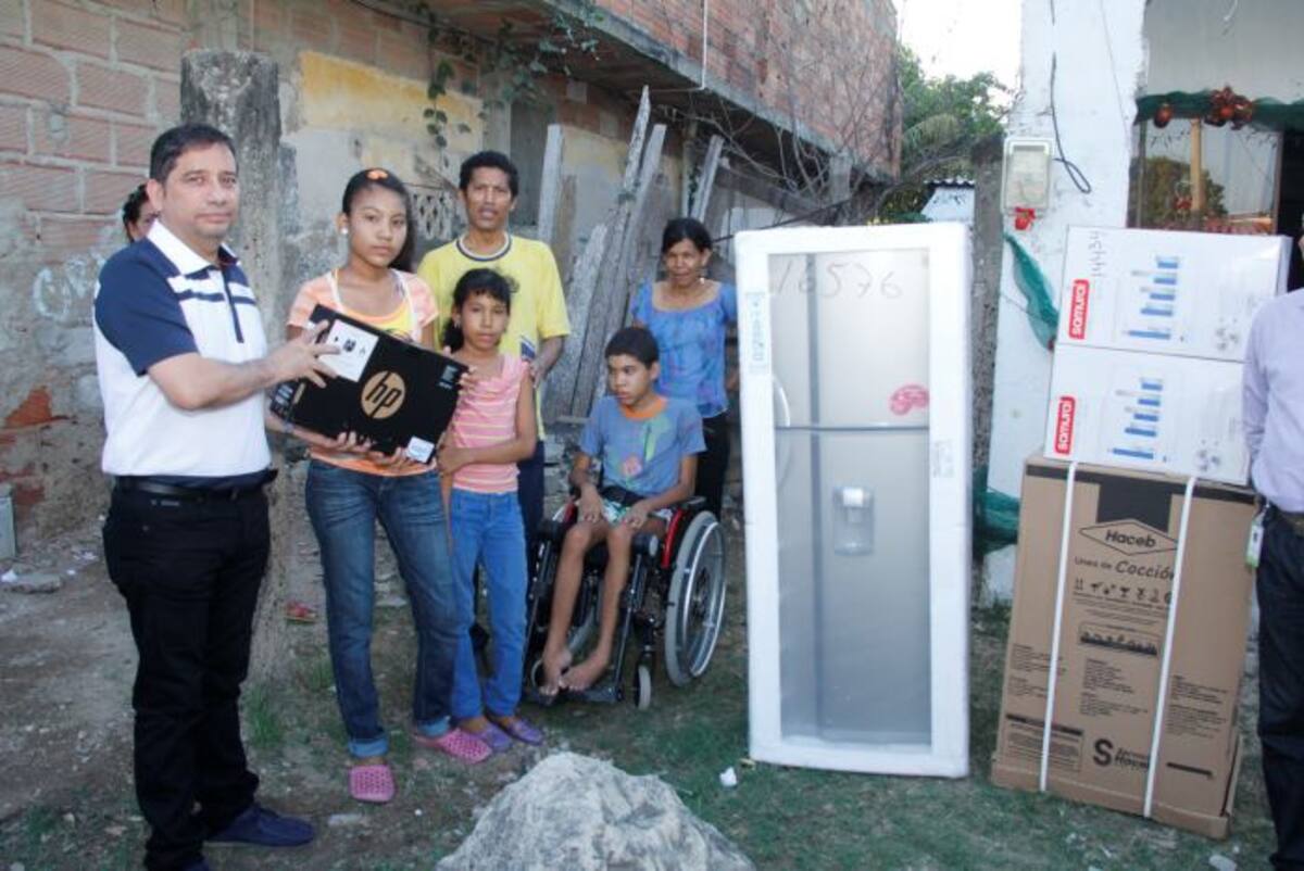 Además de las personas de buen corazón que han donado mercados a esta familia, la Fundación Real Cartagena entregó varios electrodomésticos y un bono para la reparación de la vivienda. Luis Eduardo Aparicio - El Universal.