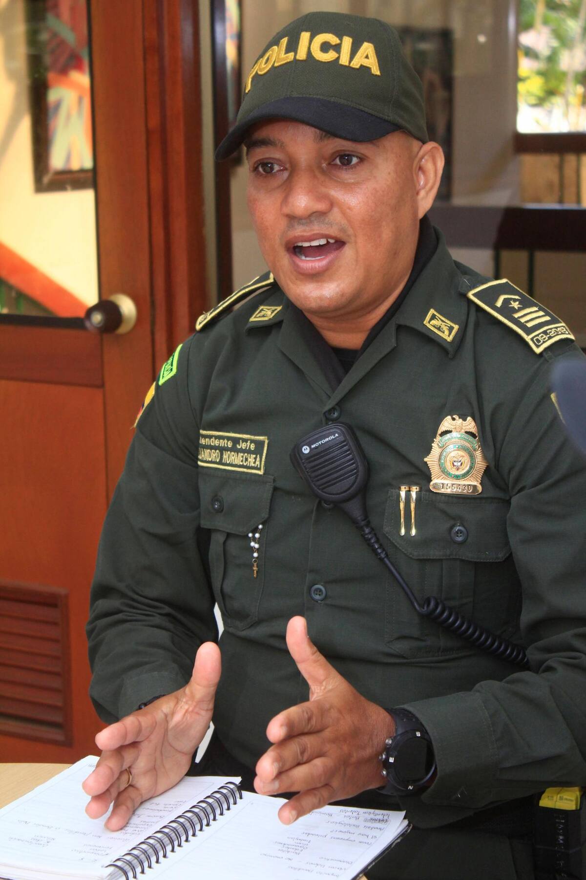 El intendente Alejandro Hormechea es quien lidera el programa de la Policía Nacional enfocado a trabajar con los jóvenes en riesgo. //Julio Castaño - El Universal