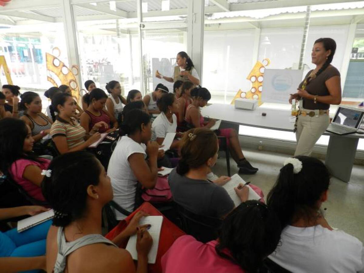 Las candidatas en charlas de cultura ciudadana.