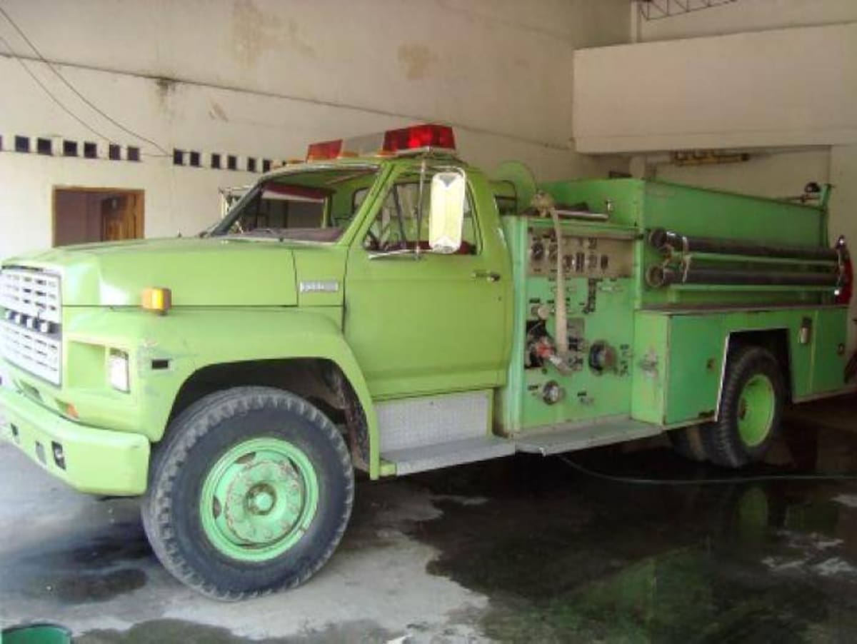 El viejo camión de bomberos está inmóvil porque está dañado. EL UNIVERSAL