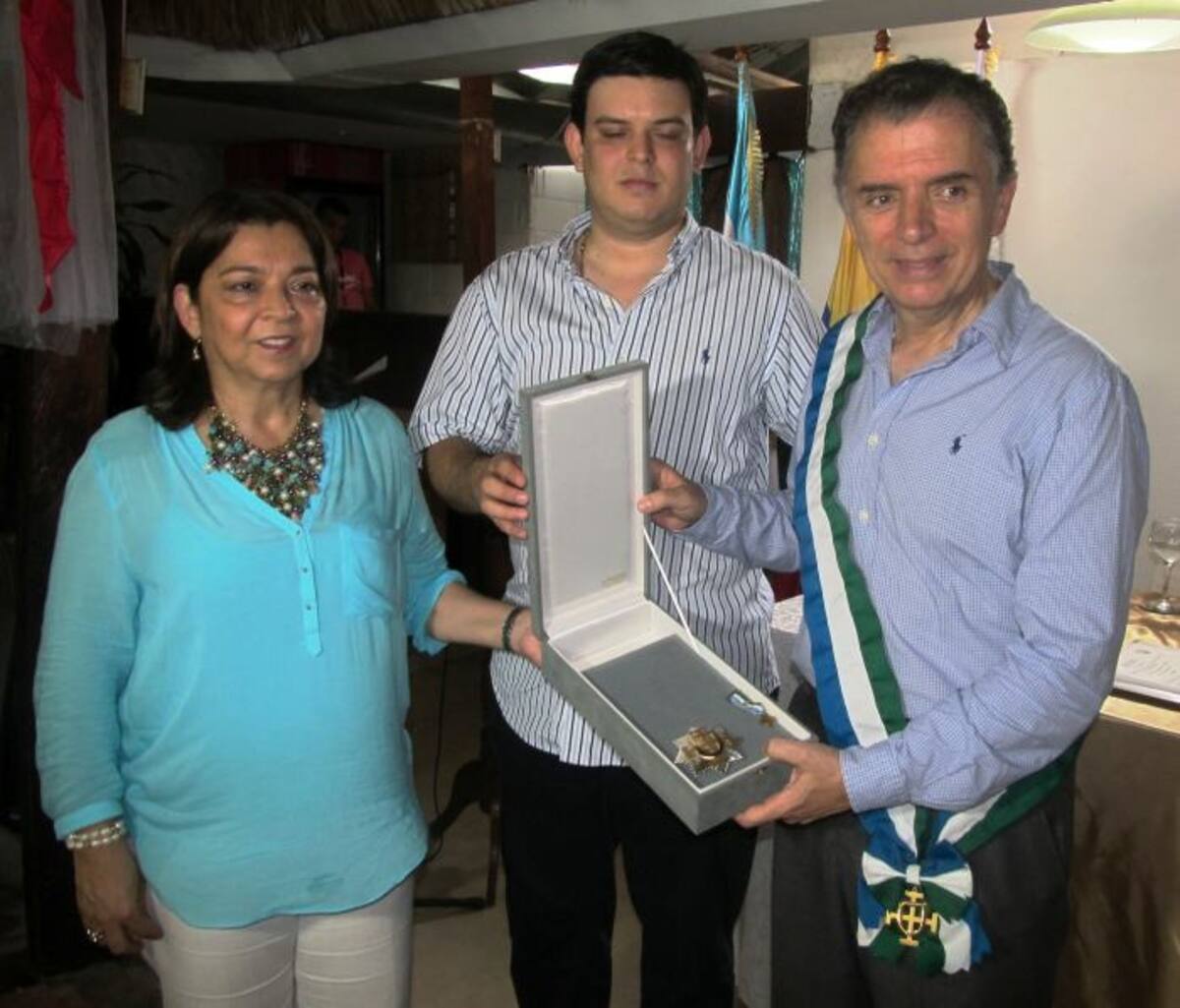 Luz Elena Muskus, primera dama de Sahagún, fue la encargada de imponer la banda y entregar, junto con el Gobernador, Alejandro Lyons, la medalla Gran Cruz José Maria Córdoba CORTESÍA