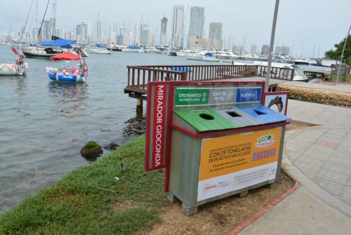 Niños y adultos pueden tomarse fotos de recuerdo que motivan a preservar la ecología, usando la silueta de rostro que está anexa a los nuevos módulos de separación de basuras, hechos en plástico reciclable en la Bahía de Manga. Pedro Torres - El Universal