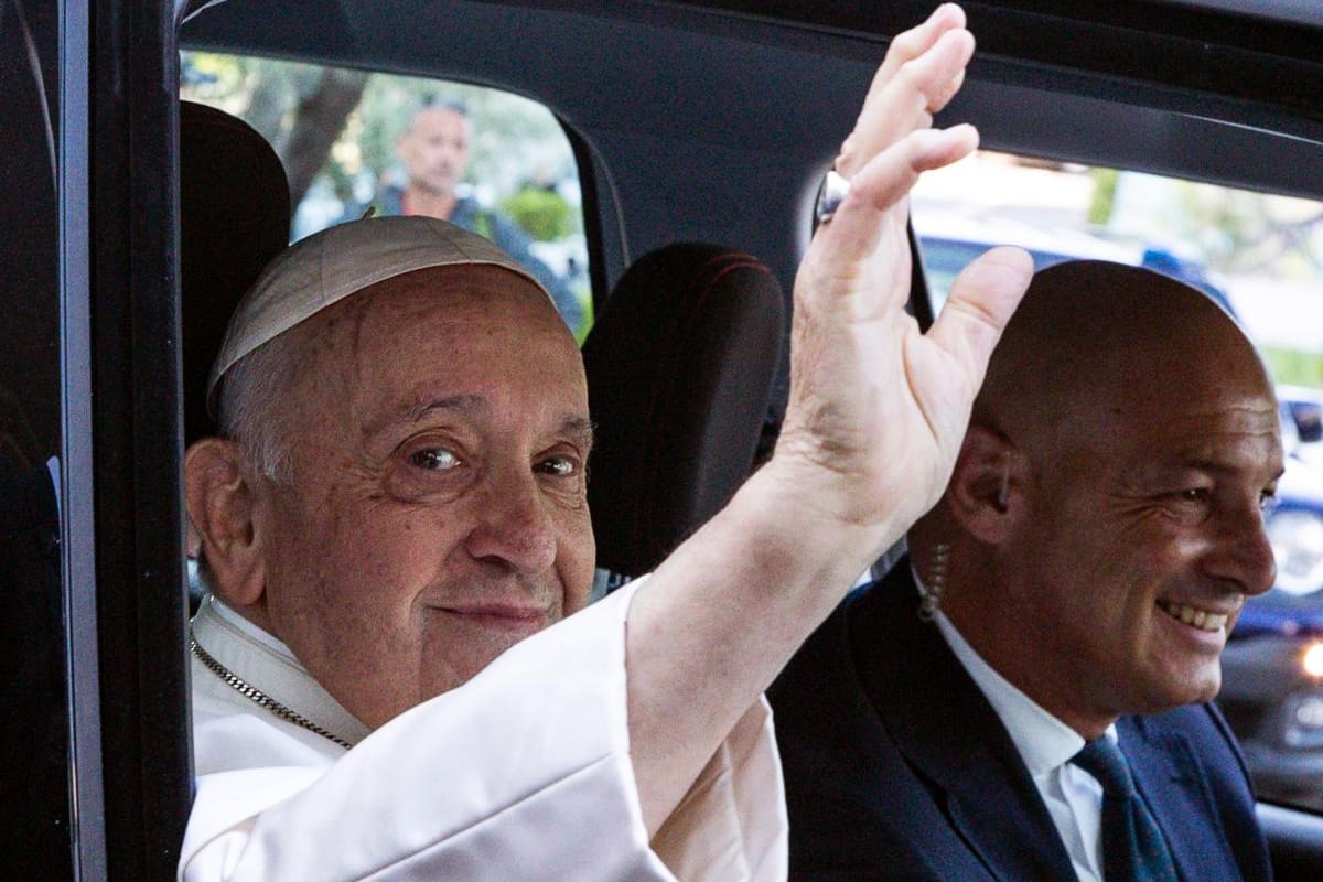 “Estoy todavía vivo”: papa Francisco bromeó al ser dado de alta