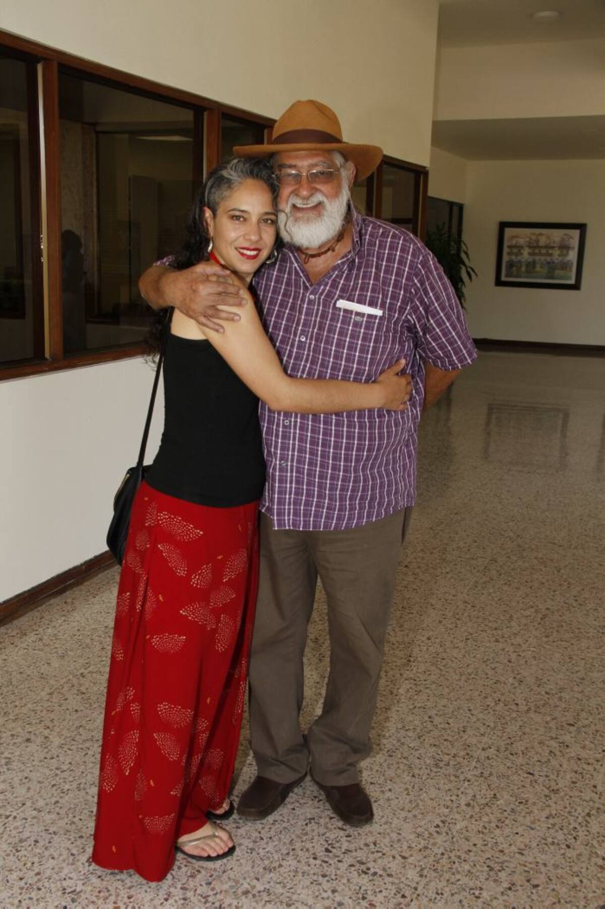 María José Pizarro abraza a Rafael Vergara Navarro, amigo de su padre Carlos Pizarro. Maruja Parra