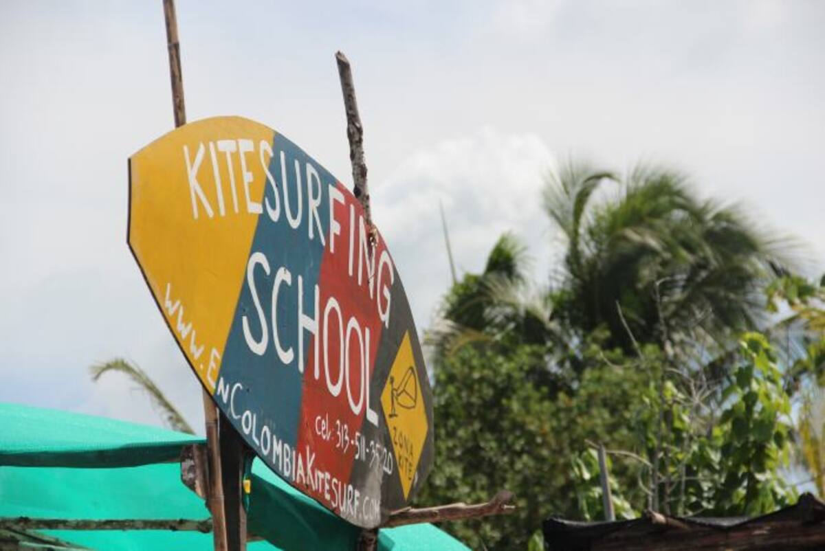 La escuela de kitesurf de Christina Varveris es la única permanente en las playas de La Boquilla. LUIS C. PRADO - EL UNIVERSAL