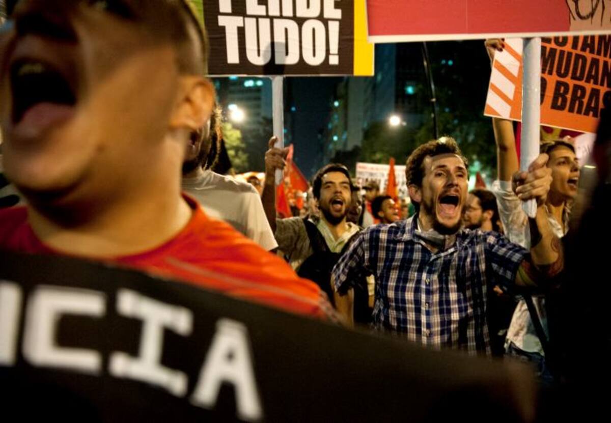 Miles de manifestantes salen a las calles en dos de las ciudades más grandes de Brasil, en protesta contra el alza de 10 centavos en las tarifas de autobús y metro. AP Nicolas Tanner