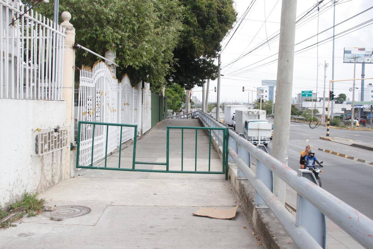 ¿Y esa reja en la mitad de la calle?