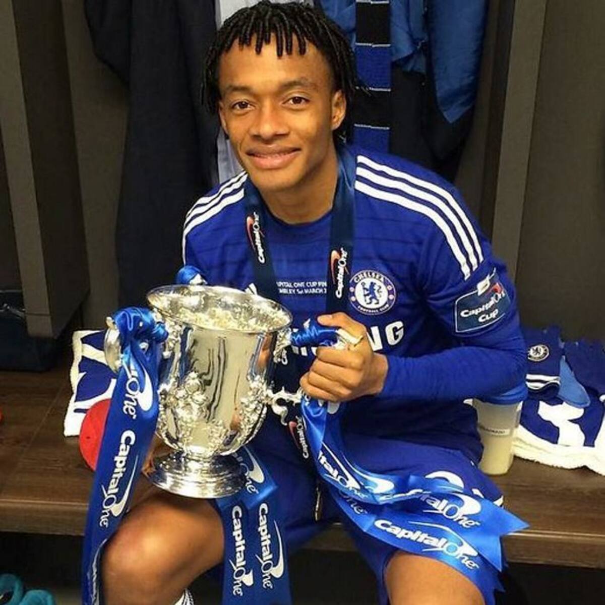 Juan Guillermo Cuadrado publicó esta foto en sus redes sociales, para festejar el título que logró con el Chelsea de la Capital One Cup de Inglaterra. Colprensa