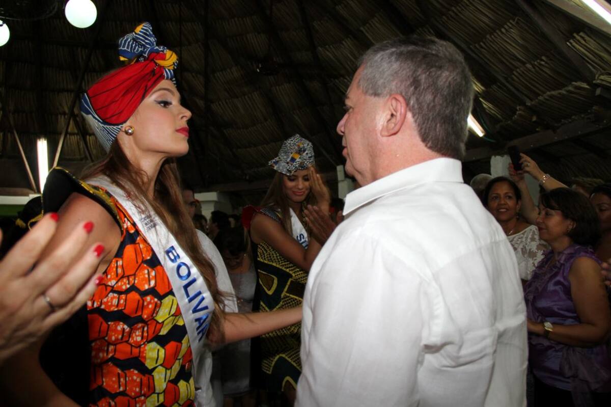 Quien no se ha perdido una sola fiesta novembrina es el empresario Arturo Cepeda. Arturito, a quien Alicita le dio licencia para gozarse todas las fiestas, luce aquí muy animado con la Señorita Bolívar, Alejandra Camacho, en el baile del Club de Profesionales... Arturito, bájale el voltaje al ritmo que esto apenas empieza...