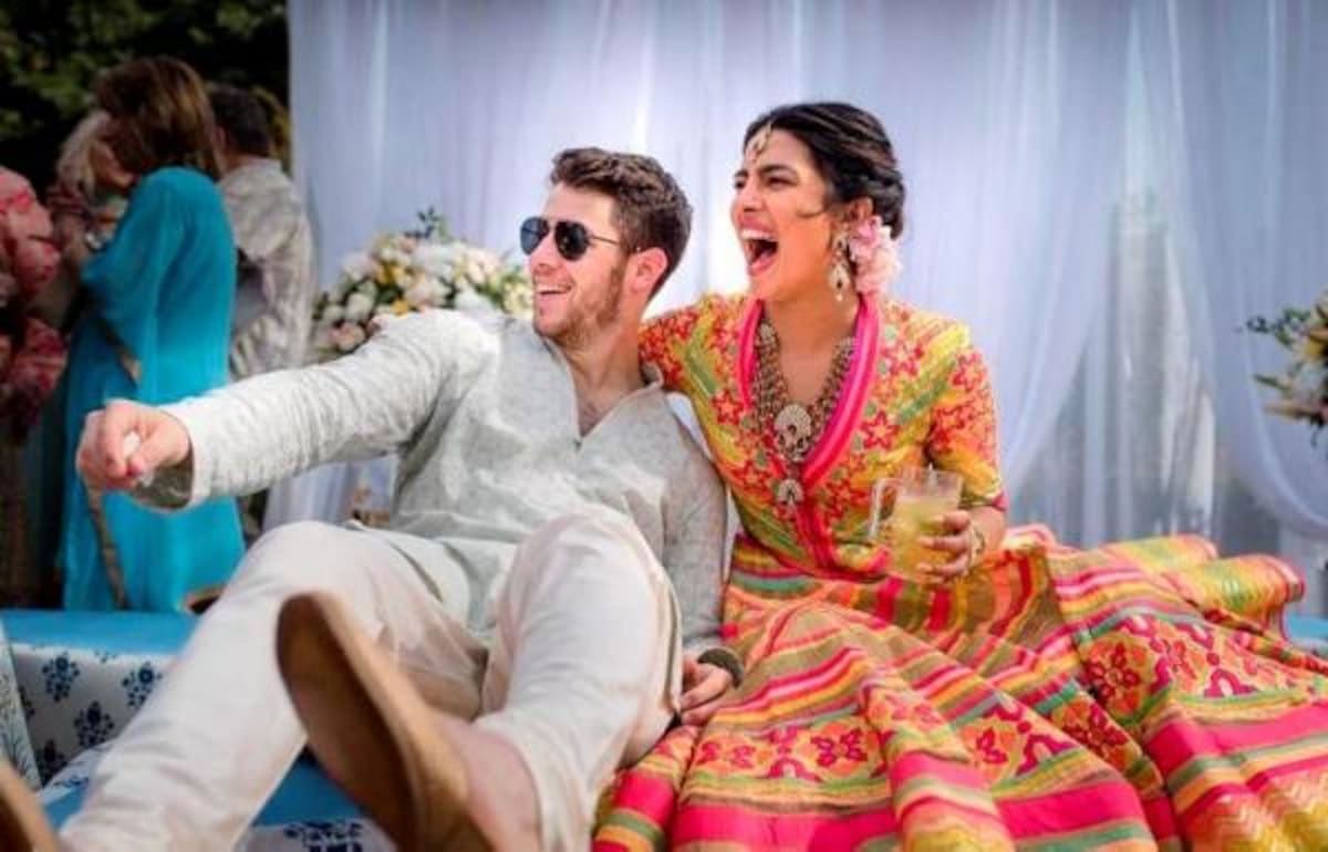 Chopra lució un traje de colores intensos típicos de India mientras Jonas exhibió una kurta bordada y una túnica. AP