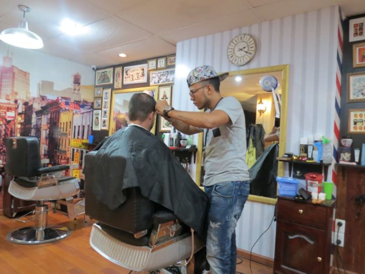 Original Barber By majestic. Danilo Torres Díaz, trabajador de la barbería, afirma que “la barbería se caracteriza principalmente por satisfacer al cliente ya sea en la atención o en el servicio de barbería y peluquería”. SHARIK ESTRADA