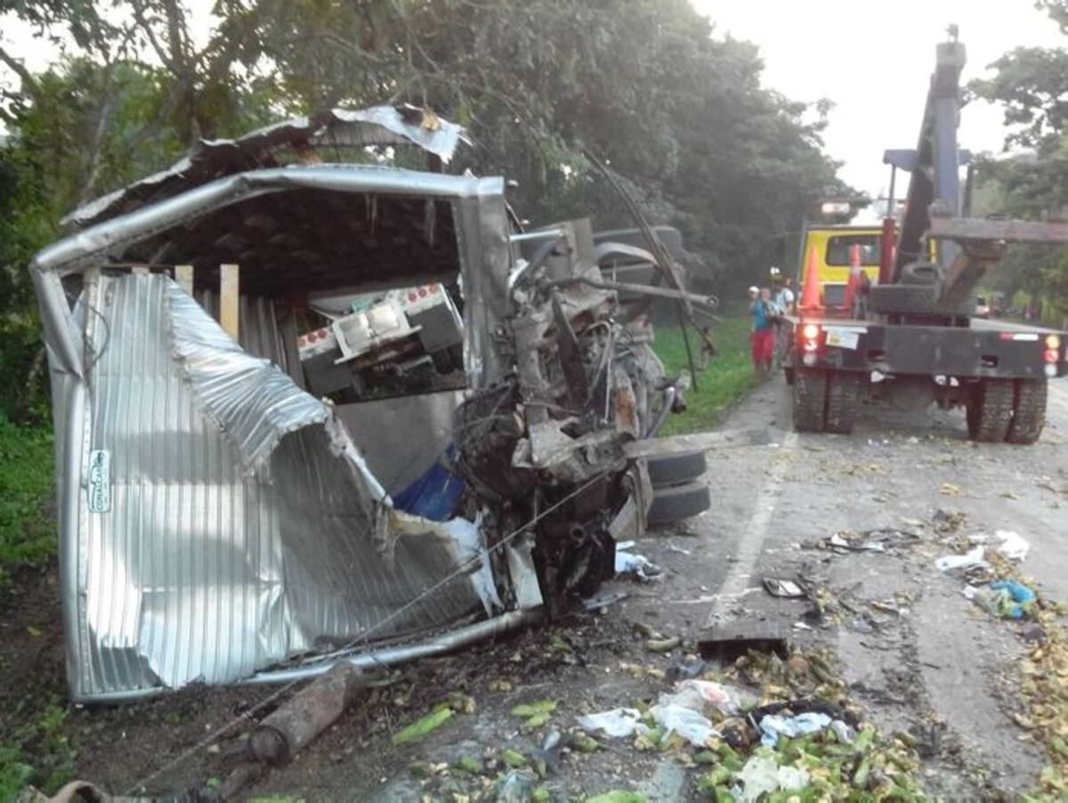 Accidente de tránsito entre un furgón y un camión cisterna. EL UNIVERSAL