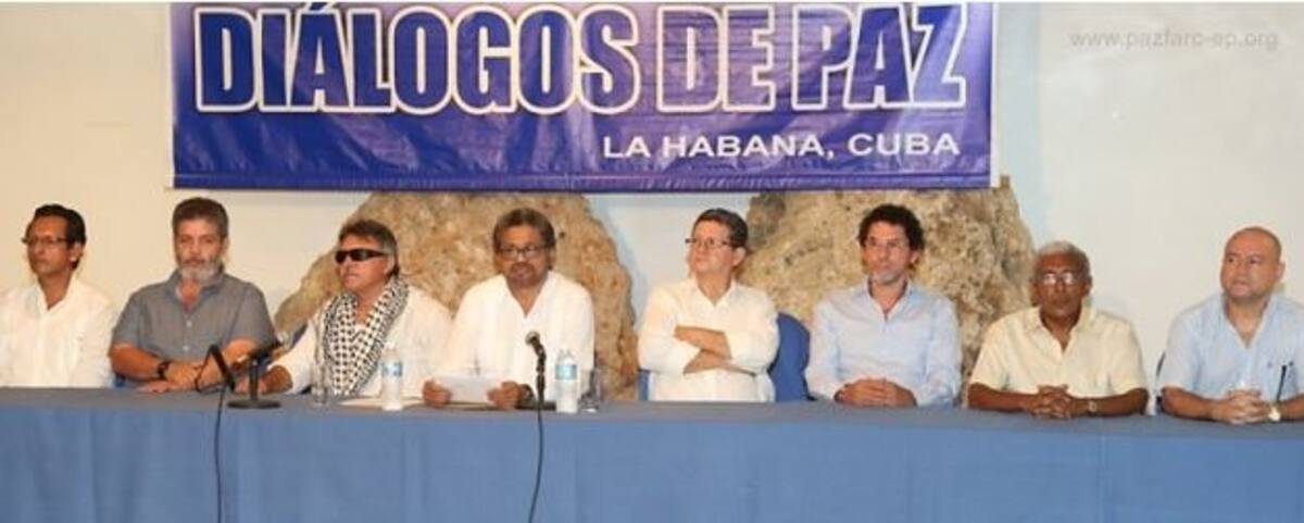 Miembros de la mesa negociadora en La Habana. COLPRENSA