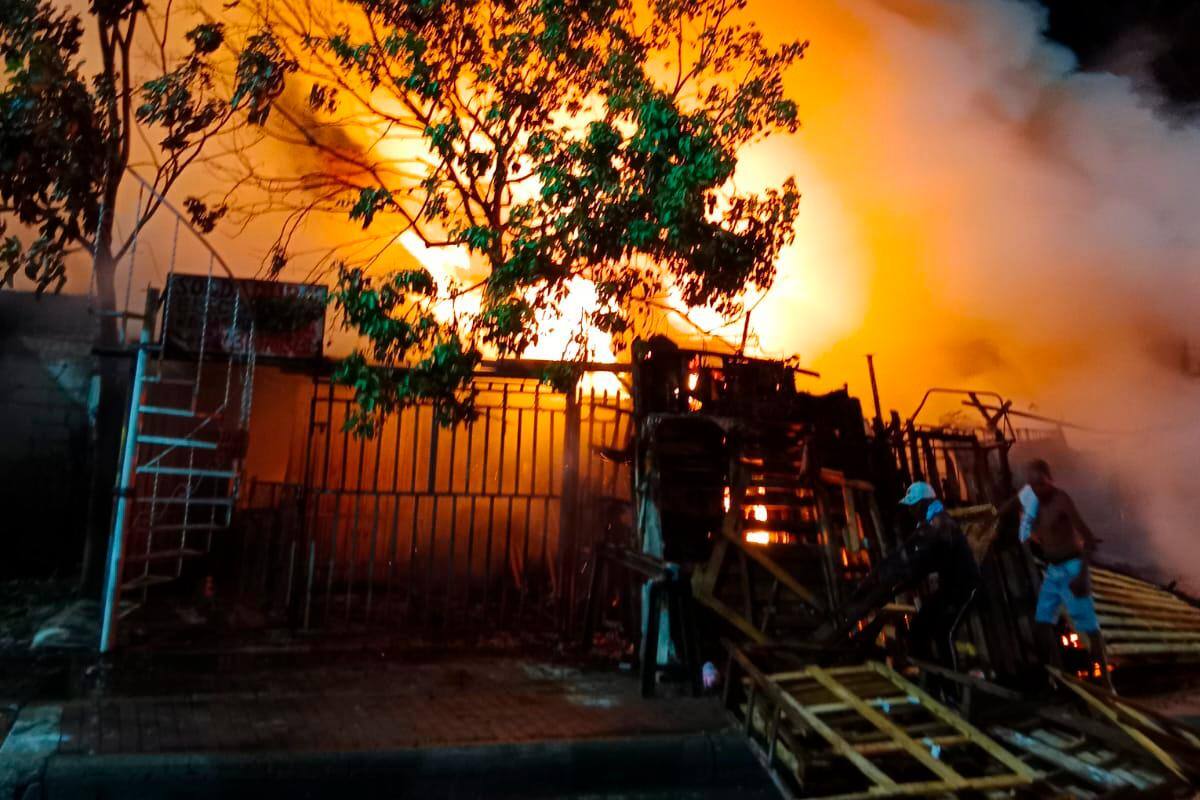 Voraz incendio en una carpintería de Bazurto: este es el reporte de Bomberos