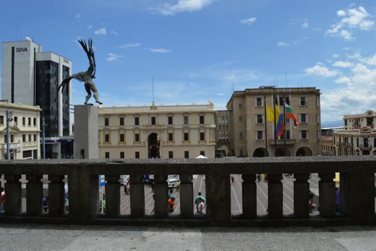 Vista de la Plaza de Bolívar de Manizales desde la Catedral. En frente la Gobernación de Caldas.