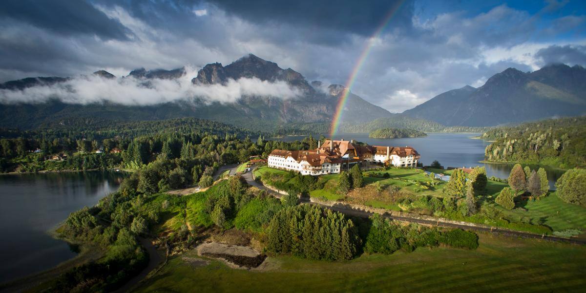 Otro paseo obligado es Circuito Chico, el recorrido más tradicional de Bariloche que atraviesa los bosques, lagos y montañas más característicos de la ciudad.