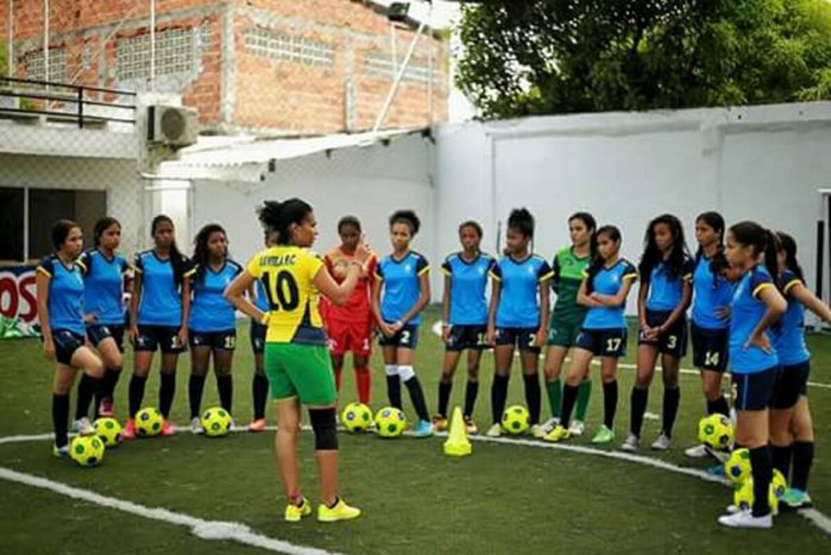 Su amor por el fútbol es a toda prueba. Sandra dedica gran parte de su tiempo a enseñar este deporte. CORTESÍA