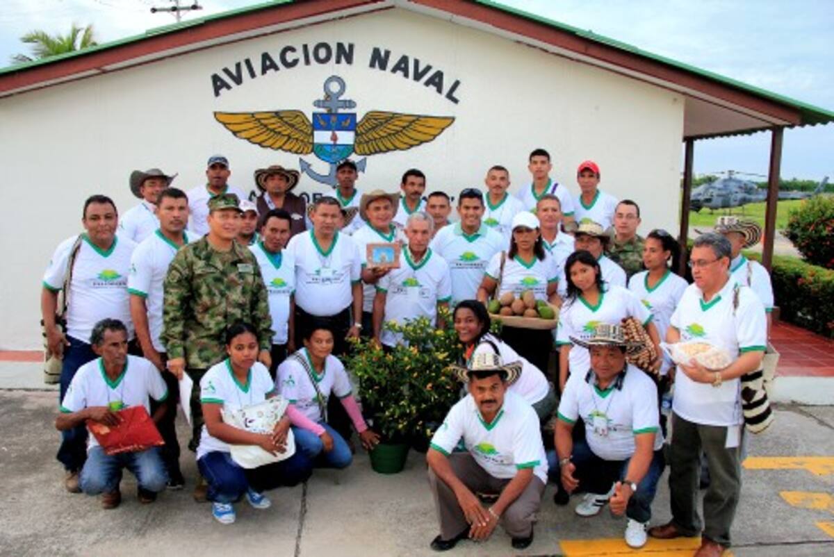 Otra imagen de los líderes campesinos en la Aviación Naval, en Crespo. LUIS APARICIO - EL UNIVERSAL