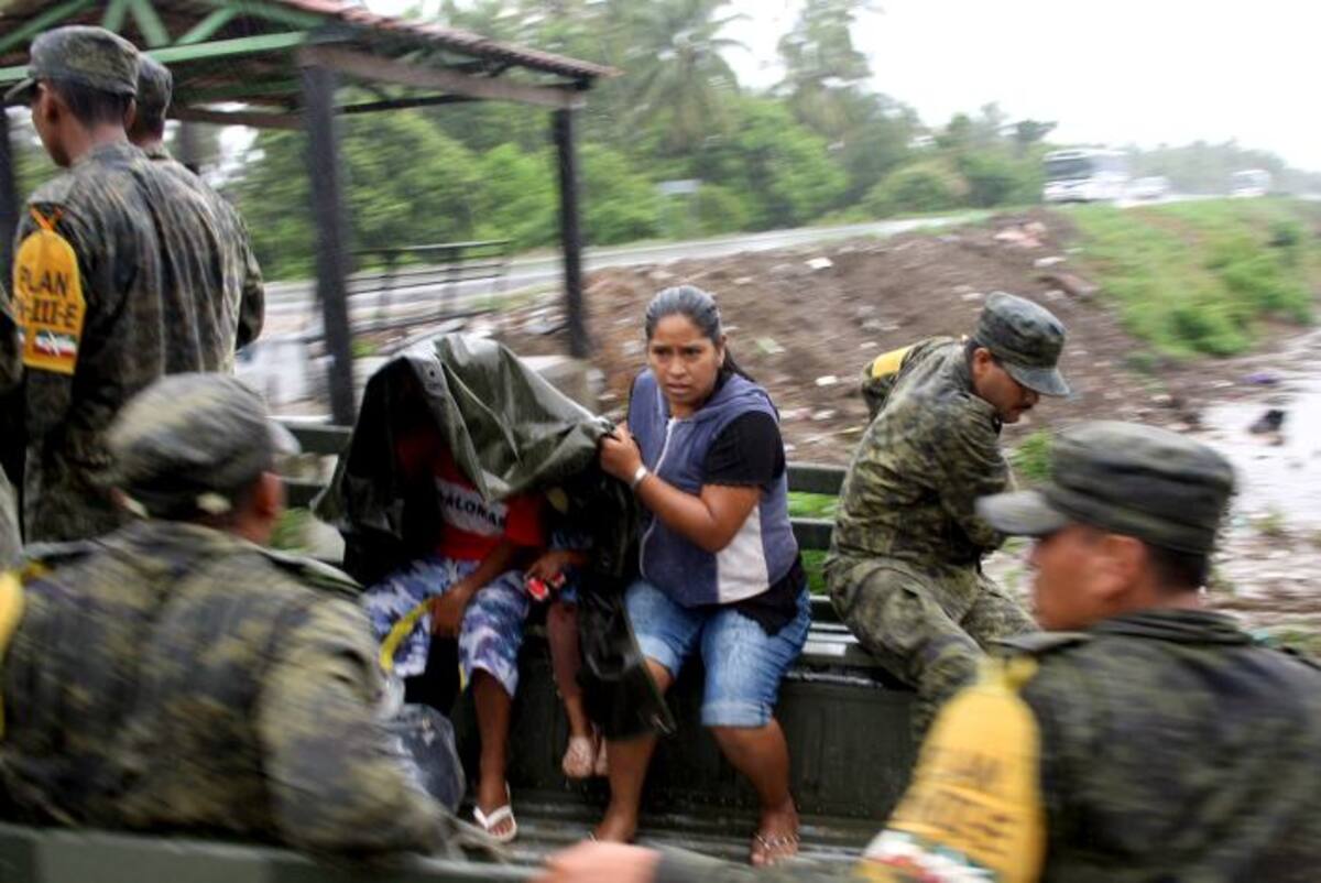 Cientos de personas han sido evacuadas por el huracán Raymond. AFP
